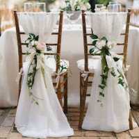 Trang trí bàn tiệc cưới với áo ghế và khăn trải bàn 
