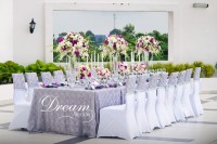 Lung linh sắc hồng của áo phủ ghế trong tiệc cưới