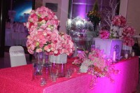Áo ghế trắng, nơ ghế hồng tạo điểm nhấn mạnh trong tiệc cưới