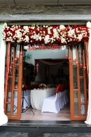 Tiệc cưới với khăn trải bàn trắng và sắc đỏ tím